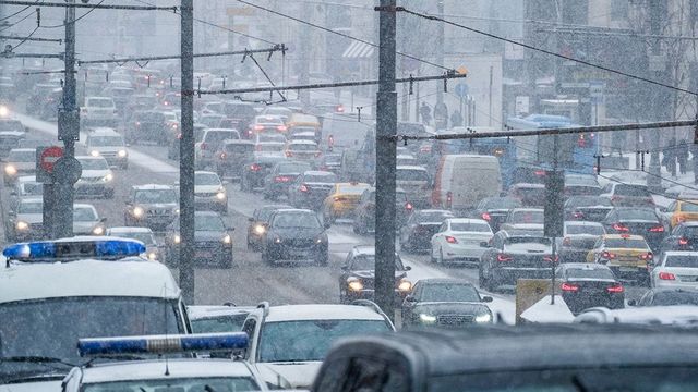Восемь автомобилей перекрыли Варшавское шоссе в Москве