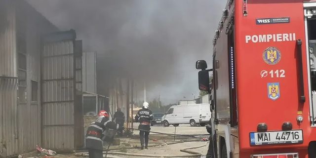 Incendiu puternic la un depozit de mase plastice din orașul Constanța