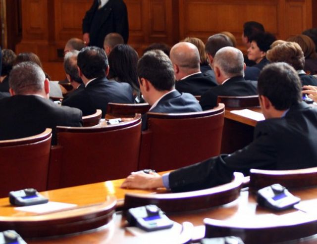 Без дебати: Парламентът пусна споразумението с Канада