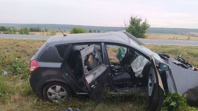 Accident fatal la Cimișlia: Șoferul ar fi adormit la volan și s-a izbit cu mașina într-un tir
