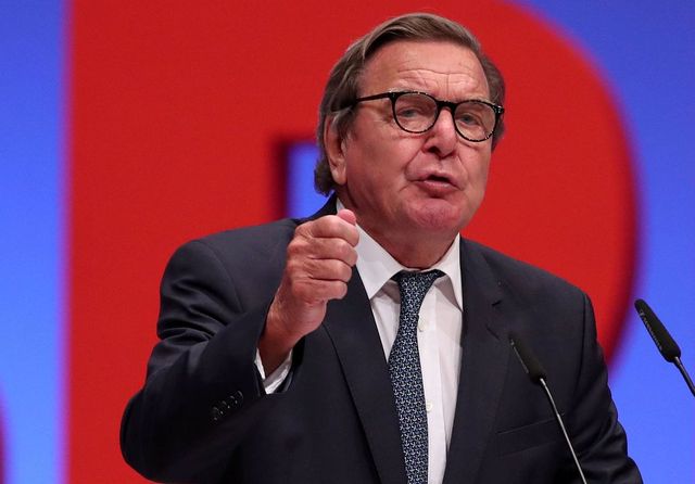 Německo je Čechům vděčné za jejich roli při pádu zdi, řekl bývalý kancléř Schröder