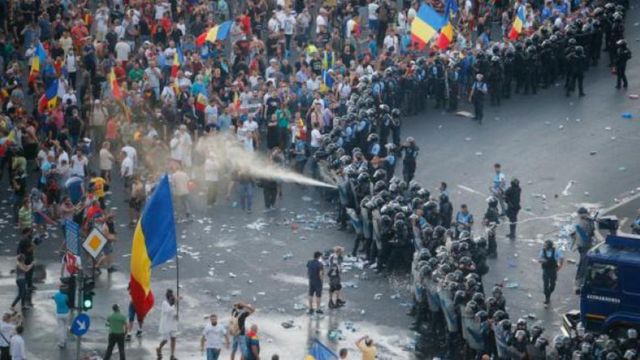 Cioloș a primit capul șefului jandarmilor din Piata Victoriei