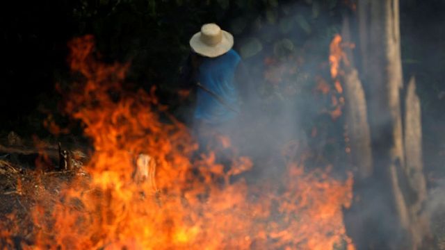 Brazilský prezident pod mezinárodním tlakem vyslal do boje s požáry Amazonie armádu