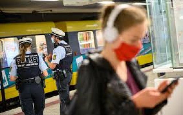 Compania de transport public din Berlin, soluție pentru purtatul măștii: Nu folosiți deodorant