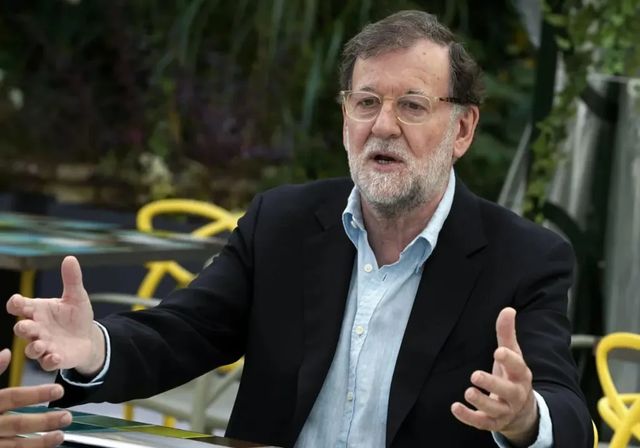 Rajoy sale en defensa de Montoro: «Deberíamos ser todos un poco más prudentes»