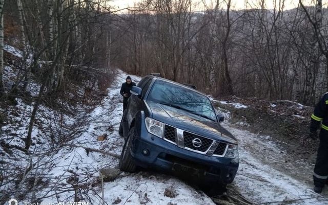 Turist blocat pe un drum forestier înghețat, după ce GPS-ul l-a dus pe „drumul cel mai scurt”