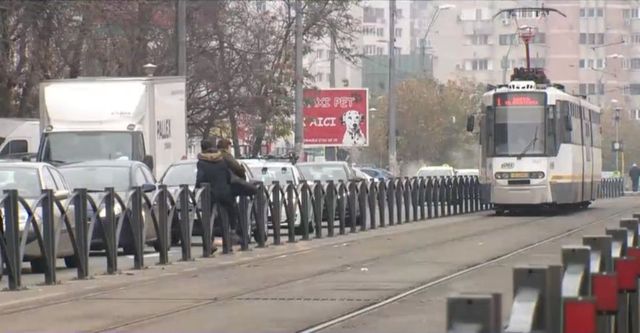 Orban critică gardurile din Capitală care delimitează tramvaiele de mașini: Trebuie să le dăm jos