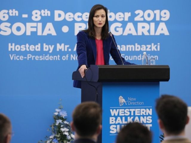 За инвестиция в талантите настоява Мария Габриел