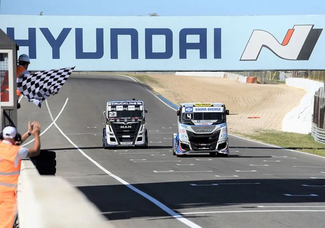 1.200 CV, 5 toneladas y biocombustible renovable: Nos adentramos en una carrera de camiones
