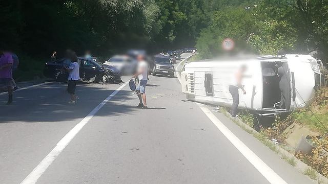 Accident cu 19 victime pe Valea Oltului după ce un microbuz și un autoturism s-au ciocnit