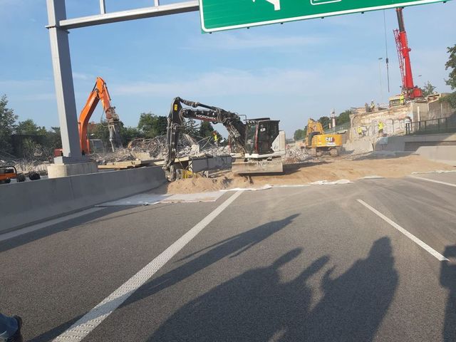 Dálnice D11 je po demolici mostu stále uzavřená, ministerstvo hledá viníka zdržení