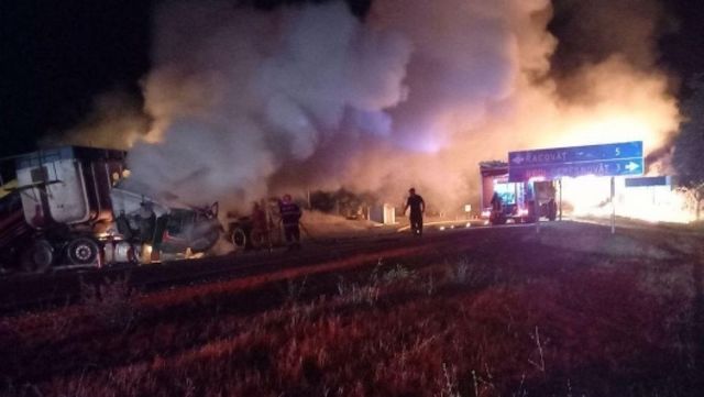 Un accident, urmat de o explozie, cu implicarea a trei camioane s-a produs pe șoseaua Chișinău – Soroca. Un șofer a ars de viu