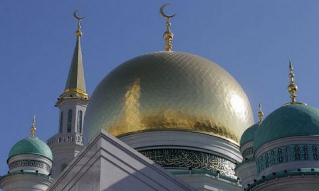 Мюсюлманите отбелязват Курбан Байрам с молитви и дистанция