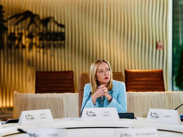 Meloni sente Macron, Merz, Starmer e i leader della penisola araba per una soluzione politica
