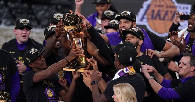 Basketbalisté Los Angeles Lakers se po sedmnácté radují z titulu