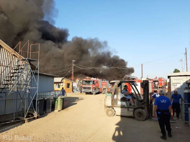 Buzău: Incendiul izbucnit la o societate comercială din municipiul reședință a fost lichidat după 12 ore de intervenție