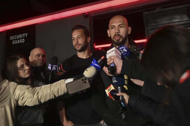 Frații Tate, acuzați oficial în Marea Britanie de viol și trafic de persoane