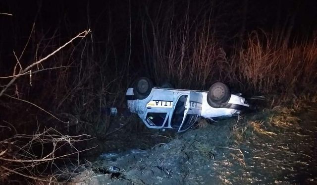 Polițistă rănită după ce s-a răsturnat cu mașina de poliție în Pădurea Noroieni, la Satu Mare