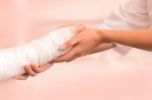 Medic din Cluj, condamnat pentru mită, acuzat că a pus mâna strâmb în ghips unei fetițe de trei ani