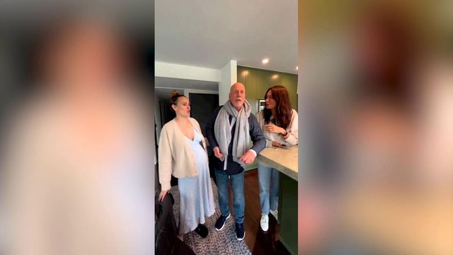 Bruce Willis compie 68 anni, Demi Moore pubblica il video dei festeggiamenti con la famiglia allargata