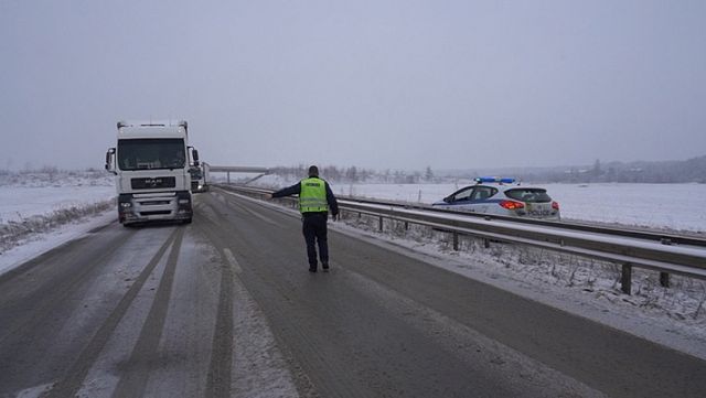 3000 снегорини в готовност да чистят 20 000 км пътища от утре
