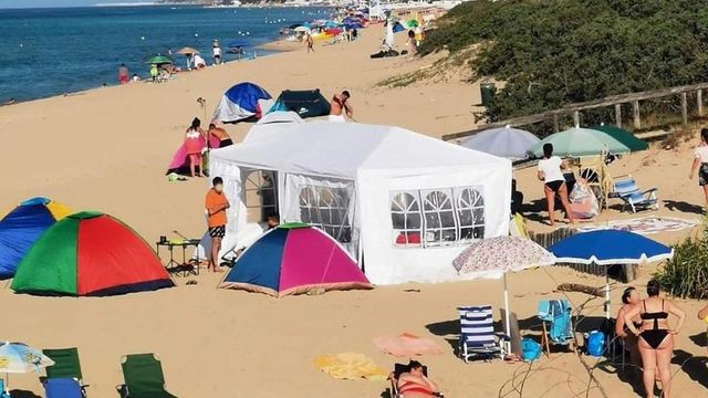 Con una maxi-tenda in spiaggia, multa da 500 euro per una famiglia barese dopo l’indignazione sui social