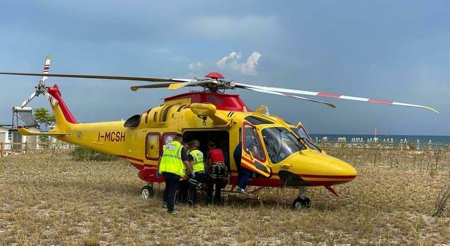 Colpito da un fulmine in spiaggia, il cuore riparte dopo 30 minuti