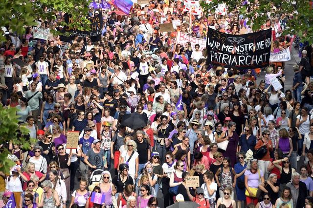 Zeci de mii de femei din Elveția, în grevă la nivel național împotriva discriminării