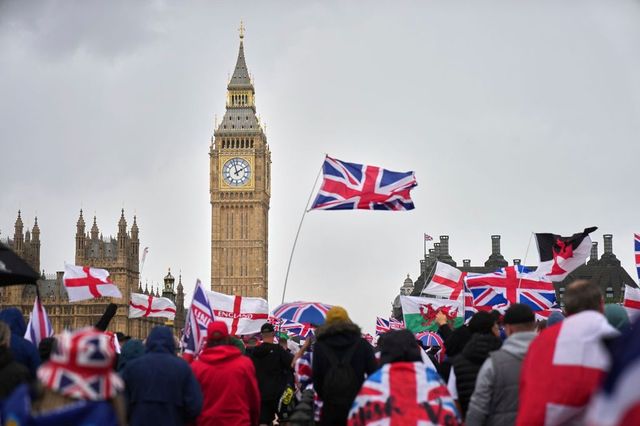 Na protiimigrační demonstraci v Londýně přišly desetitisíce lidí