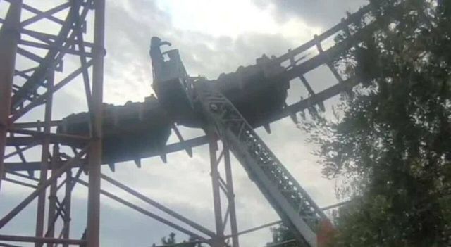 Roma, guasto alle montagne russe a Cinecittà World: persone bloccate