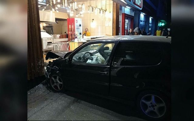Un autoturism lovit de altă mașină a fost proiectat în vitrina unei patiserii, la Ploiești. Doi oameni au ajuns la spital