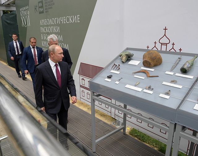 Путин побывал на месте новых археологических раскопок в Кремле