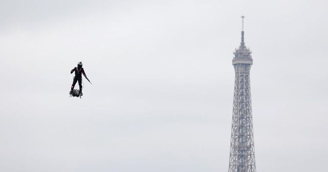 Na vojenské přehlídce v Paříži se předvedl létající muž