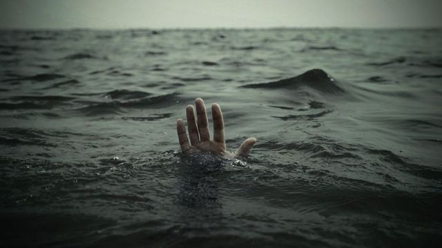 Opt copii s-au înecat după ce unul din ei a căzut într-un râu din China