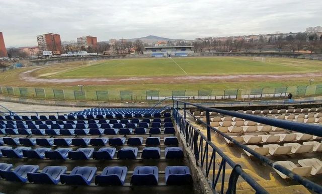Jandarmii au descoperit materiale pirotehnice ascunse de suporteri într-o groapă săpată pe stadionul din Hunedoara