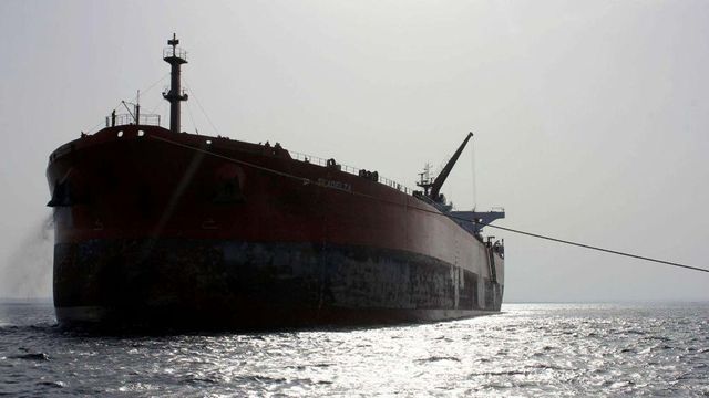 Iran, petroliera EAU scortata in porto