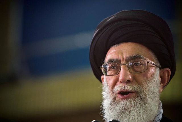 Trump vyhlásil nové sankce vůči Íránu, terčem je i duchovní vůdce Chameneí