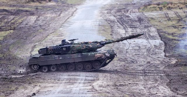Leopard harckocsi ment át éjszaka a Hungária körúton