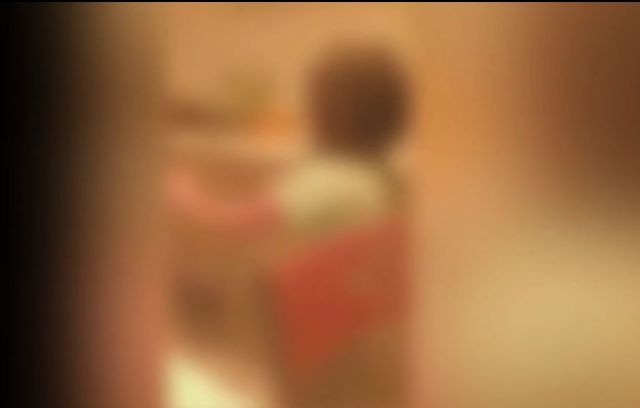 „Nu mai da, nu mai da”. O femeie a fost filmată când își bătea fata de 5 ani cu o mătură / Poliția a deschis anchetă