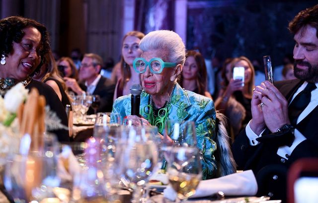Iris Apfel, un simbol al universului modei, a murit la vârsta de 102 ani