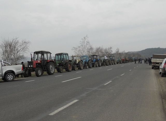 Fermierii moldoveni anunță că vor ieși la proteste cu tractoare