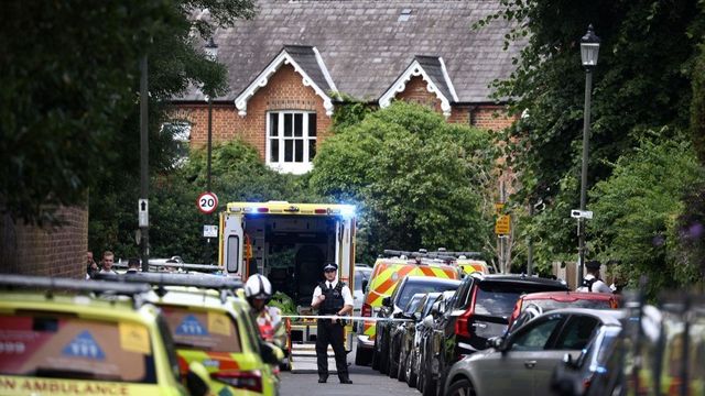 Meghalt egy kislány, miután autó csapódott egy londoni általános iskolába
