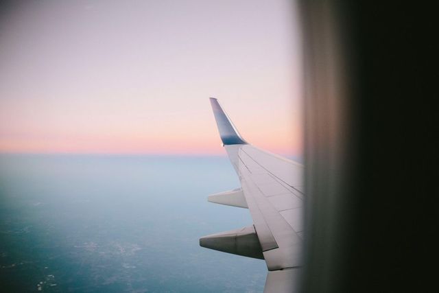 Un aereo ha compiuto un atterraggio di emergenza a Roma per un allarme terrorismo poi rivelatosi falso