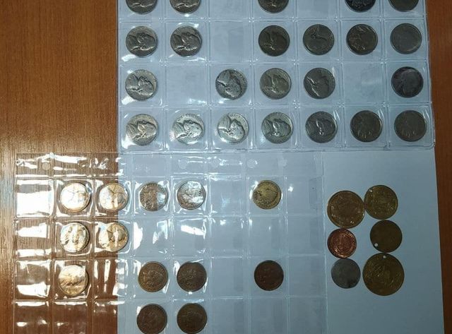 88 de monede de colecție, depistate în bagajul și încălțămintea unui cetățean georgian, la Aeroportul din Chișinău