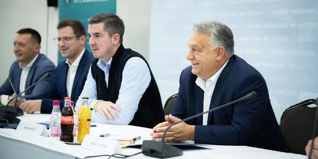 Orbán Viktor a szankciók visszavonását sürgette a kihelyezett frakcióülésen