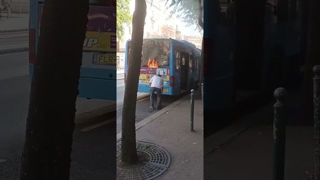 Újabb busz gyulladt ki Budapesten a Jászai Mari térnél