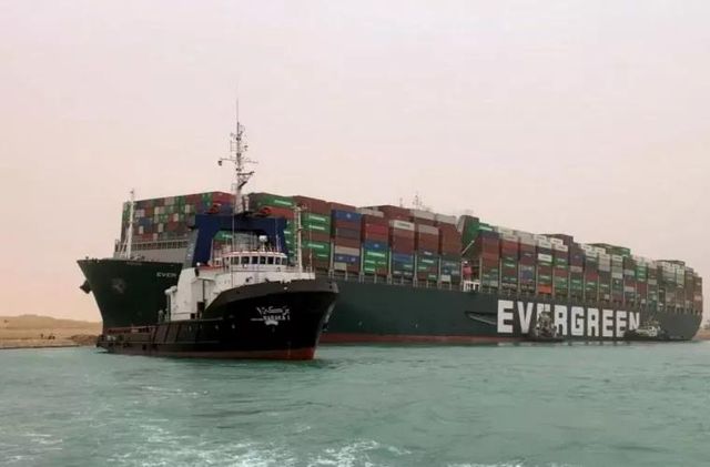 Nava care a blocat Canalul Suez, repusă pe linia de plutire
