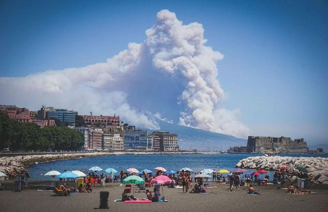 Incendio a bordo di traghetto al largo di Napoli: nave alla deriva
