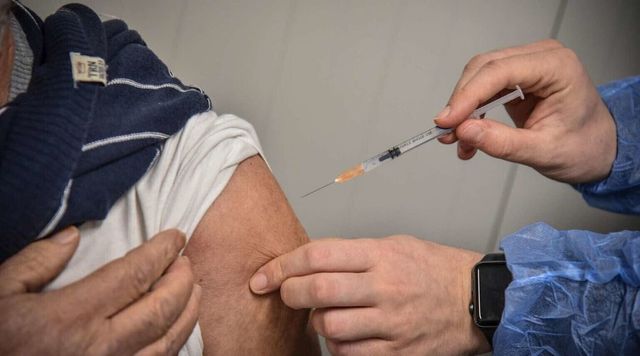 Si vaccina 217 volte contro il Covid, 'nessun effetto collaterale'