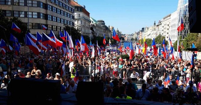 Na Václavském náměstí lidé protestují proti vládě